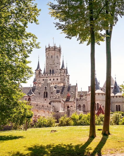 Unser Märchenschloss ganz in der Nähe von Hannover ⁠😉 ⁠ Hannover Germany Photography, Hall Aesthetic, Maxton Hall, Hannover Germany, Germany Vacation, Lower Saxony, Public Administration, Dream Trip, Europe Trip