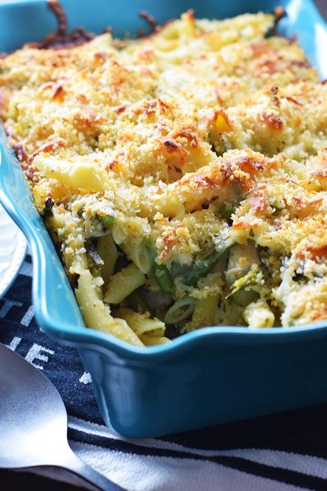 Penne pasta baked with mozzarella cheese, buttery chicken and delicious asparagus topped with an Italian panko crust and just a little more cheese for extra good measure. This delicious Cheesy Chicken Asparagus Pasta Bake makes the most wonderful family meal! #pasta #ChickenCasserole #asparagus #Casserole Catalina Taco Salad, Scalloped Chicken, Patriotic Poke Cake, Chicken Asparagus Pasta, Asparagus Casserole Recipes, Asparagus Pasta Recipes, Ding Dong Cake, Steak Night, Alfredo Bake