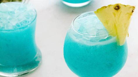 25 Cheap Drinks to Make at Home So You Can Pour Like a Pro Blue Hawaiian Mocktail, Hawaiian Mocktail, Beachy Drinks, Tea Syrup Recipe, Lychee Mocktail, Lychee Mojito, Pina Colada Mocktail, Cranberry Sangria, Passion Fruit Margarita