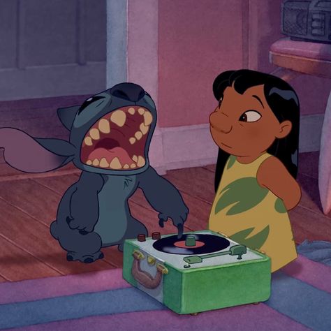 This scene always makes me laugh Stitch 626, Lilo And Stitch 2002, Elvis Presley Songs, Suspicious Minds, Animation Disney, Disney Wiki, Lilo Y Stitch, Lilo Et Stitch, Cant Help Falling In Love