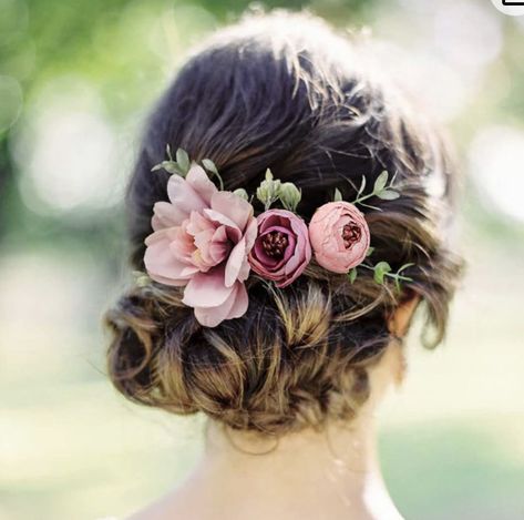 Flower Wedding Hair Pieces, Boho Wedding Pink, Spring Wedding Hair, Wedding Hair With Flowers, Low Bun Wedding Hair, Bridal Flower Hair Comb, Wedding Flower Hair Pieces, Flower Wedding Hair, Wedding Flower Jewelry