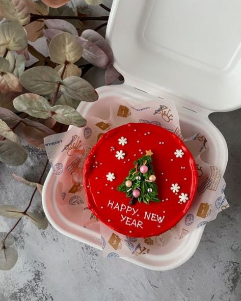 Bento Cake For Christmas, New Year Bento Cake Design, Christmas Bento Box Cake, Christmas Bento Cake Design, Bento Cake Natal, New Year Cake Design 2024, New Year Cake 2024, Simple New Year Cake Design, New Year Bento Cake