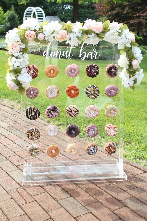 Wedding Trend Inspiration: Donuts. Check out these awesome donut wedding ideas. // mysweetengagement.com // #wedding #weddingidea #weddingcakes #weddingdessert #donuts #weddingreception #donutwall #weddingfood #weddingtrends Acrylic Donut Wall, Donut Favors, Donut Holder, Donut Wall Wedding, Donut Bar Wedding, Donut Display, Donut Stand, Cake Tower, Wedding Donuts