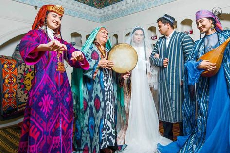 Uzbek clothing is very colorful and traditional - Central-asia.guide School Outfits Uniform, Uzbek Clothing, Uzbek Dress, Outfits Uniform, Western Outfits Men, National Dress, Clothes Pin Crafts, Silk Dress Long, Dress Drawing