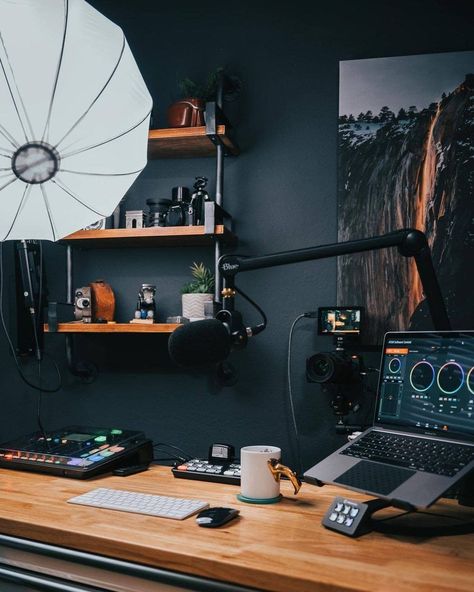 SPACEBOUND SETUPS + TECH on Instagram: “PODCAST ESSENTIALS, DARK BACKGROUND, . What do you think of this setup? Rate it 1-10⭐️⭐️                               Setup by @jaredspink…” Photographer Workspace, Photographers Office, Photography Home Office, Home Recording Studio Setup, Recording Studio Setup, Home Studio Ideas, Home Studio Setup, Podcast Studio, Music Studio Room