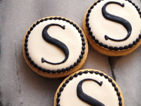 2-1/2 round cookies decorated in black and white Black And White Cookie Recipe, Wedding Cookies Decorated, Wedding Foods, Monogram Cookies, Black And White Cookies, The Letter S, White Cookie, Cookie Videos, Birthday Inspo