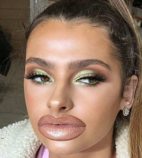 Mint Green Makeup Looks, Suttle Makeup, Soft Green Makeup, Mint Green Makeup, Mexico Makeup, Makeup Looks Prom, Mint Makeup, Makeup Highlight, Slay Makeup