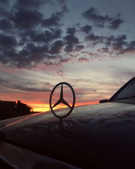 Wallpaper Benz, Mercedes Emblem, Sports Car Interior, Car Interior Luxury, Mercedes Sport, Aesthetic Car Wallpapers, Cleaning Cars, Mercedes Logo, Mercedes Van