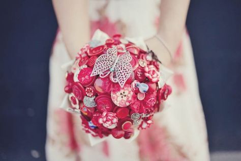 Button bouquet. How cool? Movie Theater Wedding, Bouquet Pastel, Theater Wedding, Alternative Wedding Bouquet, Vintage Bouquet Wedding, Rockabilly Wedding, Red Bouquet Wedding, Bridal Brooch Bouquet, Button Bouquet