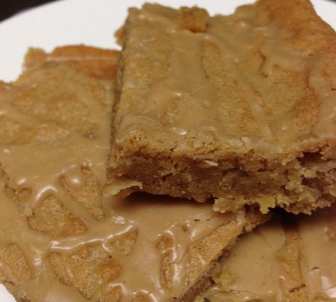 Old School Desserts, Peanut Butter Chews, School Cafeteria Food, Peanut Butter Brownies Recipe, Peanut Butter Squares, Peanut Butter Bars Recipe, Picnic Cake, School Lunch Recipes, Cafeteria Food