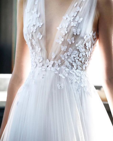 butterfly applique wedding dress with plunging neckline Butterfly Wedding Ideas, Butterfly Wedding Dress, Silver Wedding Dress, Inexpensive Wedding Dresses, Celebrity Inspired Dresses, Empire Wedding Dress, Celebrity Wedding Dresses, Garden Wedding Dresses, Heart Flutter