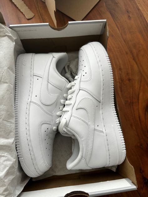 Nike Air Force Bota, White Air Forces Aesthetic, White Af1 Aesthetic, Air Force Branco, Luxury White Nike Air Force 1, Luxury White Low-top Nike Air Force 1, Tenis Air Force, Basket Nike, White Nike Shoes