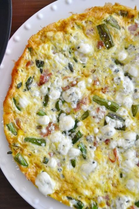 Asparagus, Prosciutto & Blue Cheese Frittata - healthy and easy breakfast option! Asparagus Prosciutto, Prosciutto Appetizer, Healthy And Easy Breakfast, Healthy Frittata, Prosciutto Asparagus, Italian Street Food, Easy Breakfast Options, Cheese Frittata, Frittata Recipes