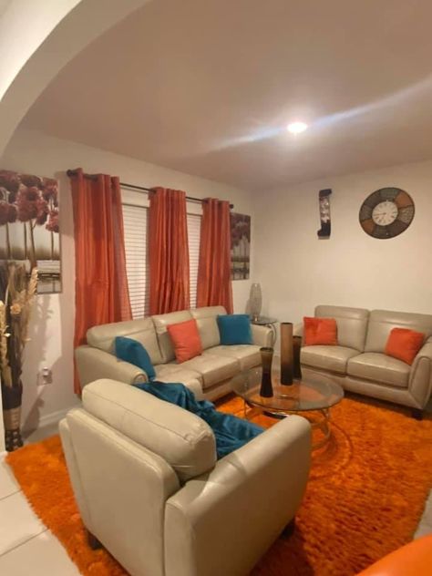 Orange And Gold Living Room Decor, Living Room Decor Burgundy, Orange Living Room Decor Ideas, Housing Styles, Peach Living Rooms, Chesterfield Sofa Living Room, Ashley Furniture Living Room, Front Room Decor, Gold Living Room Decor