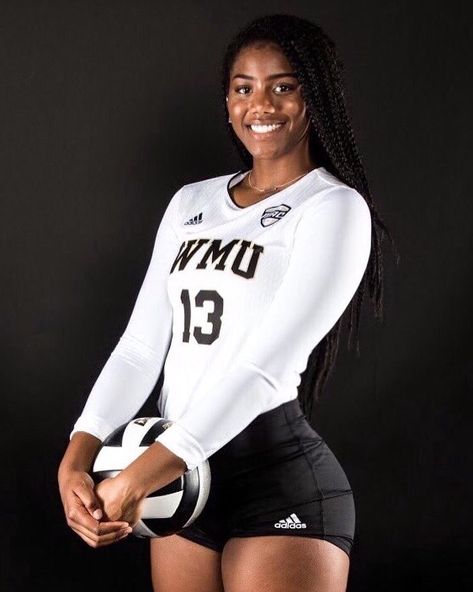 Black Volleyball Girl, Black Volleyball Players, Volleyball Senior Pictures, Volleyball Photos, Volleyball Poses, Foto Top, Female Volleyball Players, Women's Volleyball, Volleyball Pictures