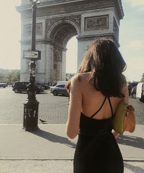 French Romance, 9 Lives, Paris Dream, Paris Girl, Parisian Life, Paris Aesthetic, Corporate Outfits, Living In Paris, Brunette Girl