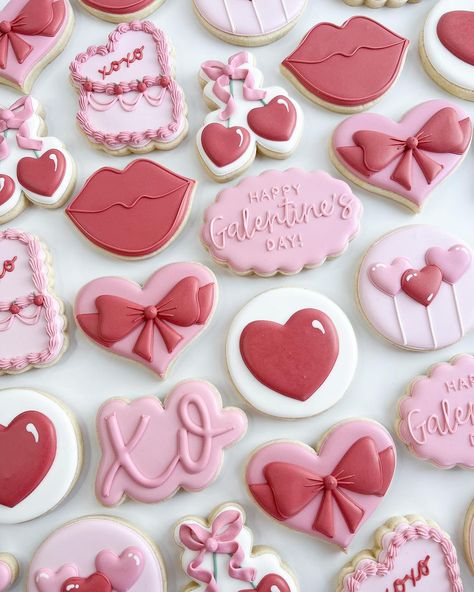 Heart Decorated Cookies, Cookies Valentines, Valentine Cookies Decorated, Valentines Day Sugar Cookies, Vintage Oven, Biscuit Decoration, Happy Galentines Day, Crazy Cookies, Bridal Shower Cookies