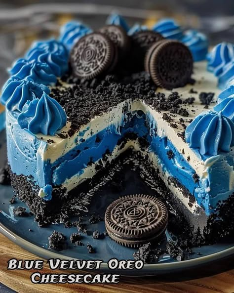 Blue Velvet Oreo Cheesecake, Blue Velvet Cheesecake, Fancy Cheesecake, Deserts Aesthetic, Fun Cheesecake Recipes, Blue Cheesecake, Blue Velvet Cake, Stylish Living Room Ideas, Birthday Cheesecake