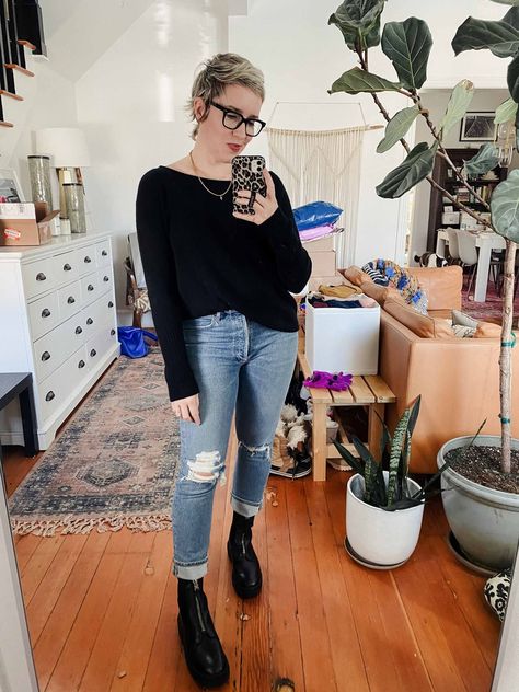 How To Style AGOLDE Riley High Rise Straight Crop Jeans | The AGOLDE Riley high waist straight crop jeans are my favorite new denim style, so I thought I'd style 'em up 6 ways! Bonus: they're sustainably made. | #TheMomEditStyle #AGOLDERileyHighRiseStraightCropJeans #AGOLDEJeansSale #RippedStraightLegJeans #WomenStraightLegJeans #BestStraightLegJeans #HowToStyleStraightLegJeans #AGOLDERileyHighWaistCrop Straight Cropped Jeans Outfit, Cropped Jeans Outfit, Cropped Outfits, Mom Edit, Comfy Jeans, Ankle Length Jeans, Straight Crop Jeans, Denim Style, V Neck Cardigan