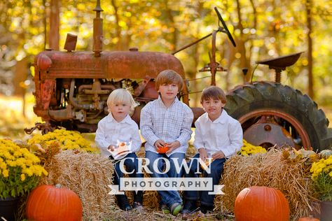 Would be awesome if I could get a tractor like this! Tractor Photoshoot, Family Pictures With Tractor, Fall Tractor Photo Shoot, Barn Christmas Photo Setups With Tractor, Tractor Photoshoot Ideas, Tractor Mini Session, Tractor Photo Shoot, Fall Truck Mini Session, Fall Mini Shoot