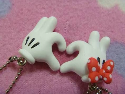 ~ how clever! Crea Fimo, Diy Fimo, Bff Necklaces, Cute Polymer Clay, Cute Clay, Fimo Clay, Clay Figures, Disney Stuff, Disney Jewelry