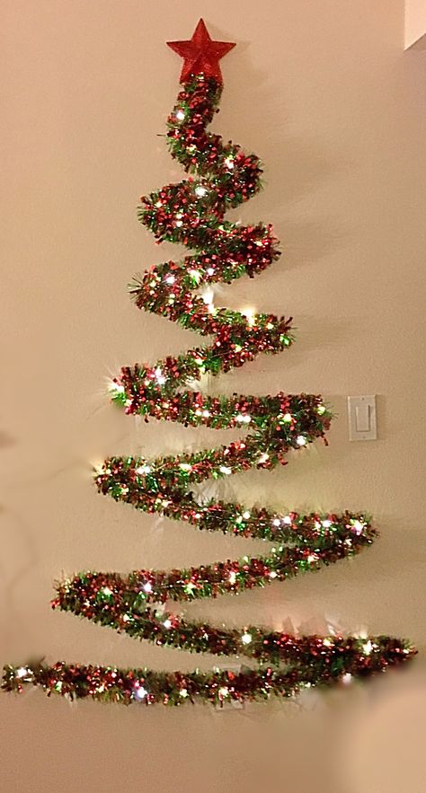 Contemporary Christmas Trees, Christmas Decor Ideas Outdoor, Wall Christmas Tree, Pallet Christmas Tree, Alternative Christmas, Homemade Christmas Decorations, Alternative Christmas Tree, Creative Christmas Trees, Fun Christmas Decorations