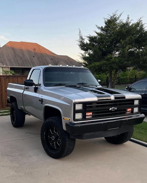 This custom Silverado turned heads! Want to know its history? Decode it now with DVH—20% off with PT20! #ChevySilverado #CustomTrucks #BuiltNotBought Lifted Chevy Silverado, Custom Silverado, Silverado Z71, Grease Monkey, Lifted Chevy, Chevy Silverado 1500, Car Auctions, Classic Cars Trucks, Truck And Trailer