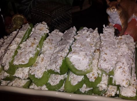 Easy Cream Cheese Stuffed Celery Celery With Cream Cheese, Foods For Summer, Celery Recipe, Stuffed Celery, Greek Yogurt Recipe, Celery Recipes, Quesadilla Recipe, Yogurt Recipe, Sides Veggies