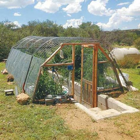 Fantastic idea! Shop Hacks, Farming Tractors, Underground Greenhouse, Agriculture Equipment, Farm Projects, Plants Growing, Small Greenhouse, Greenhouse Plans, Aquaponics System