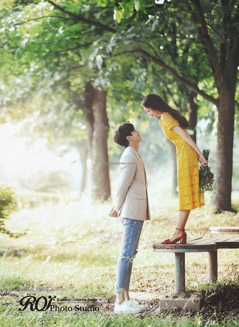 Korean Pre Nup Ideas, Pre Wedding Korea Outdoor, Pre Wedding Ideas Photography, Korean Pre Wedding Shoot, Pre Wedding Shoot Ideas Korean, Korean Prenup Photoshoot Ideas Outdoor, Outdoor Prenup Shoot, Pre Wedding Photoshoot Korean, Prenup Poses Ideas