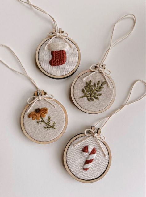 Tiny Christmas Embroidery Ideas, Christmas Gift Embroidery Ideas, Holiday Embroidery Ornament, Hand Stitched Gifts, Mini Embroidery Hoop Ideas Christmas, Mini Embroidery Hoop Christmas Ornaments, Aesthetic Christmas Ornaments Diy, Embroidery Inspiration Christmas, Small Embroidery Hoop Ideas