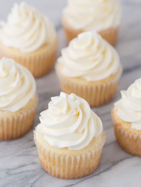 This CLASSIC WHITE CUPCAKE recipe is AMAZING! This is our go-to white cupcake recipe because it’s so moist and flavorful. Pair these cupcakes with vanilla or chocolate buttercream. White Cupcake Recipe, Cupcake Creme, White Cupcake Recipes, Homemade Vanilla Cupcakes, White Wedding Cupcakes, Frost Cupcakes, Gluten Free Cupcakes Vanilla, Oreo Cupcake, Easy Vanilla Cupcakes