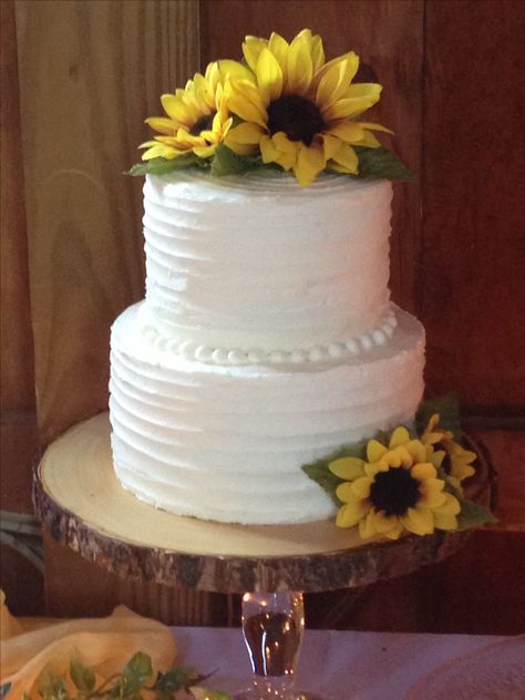 6" & 8" chocolate layer 2-tier wedding cake. Rustic iced in white buttercream. Sunflower accents. Buttercream Sunflower, Wedding Cakes Simple, 2 Tier Wedding Cakes, Cakes Simple, Sunflower Wedding Cake, Cake Rustic, Country Wedding Cakes, White Buttercream, Small Wedding Cakes