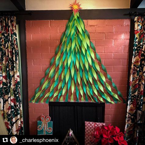 Crepe Paper Christmas, Christmas Hallway, Classroom Christmas Decorations, Christmas Door Decorating Contest, Christmas Classroom Door, Christmas Bulletin, Christmas Homemade, Paper Christmas Decorations, Door Decorations Classroom