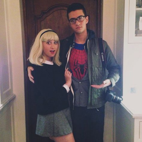 Gwen Stacy and Peter Parker costume Peter Parker Costume, Gwen Stacy Costume, Spiderman Halloween Costume, Marvel Halloween Costumes, Cute Couples Costumes, Easy Diy Costumes, Hallowen Ideas, Spiderman Costume, Pretty Halloween Costumes