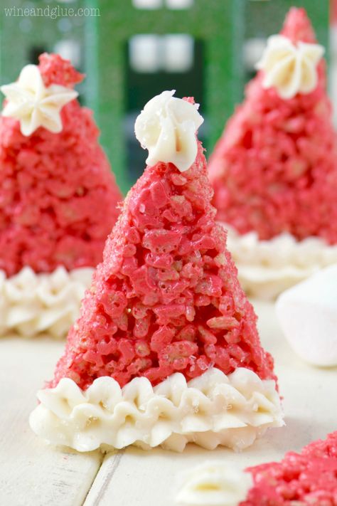 Light Christmas Dessert Recipes, Fun Dessert Ideas, Light Christmas Dessert, Christmas Rice Krispie Treats, Christmas Rice Krispies, Krispie Treats Christmas, Rice Krispie Treats Christmas, Christmas Rice, Class Treats