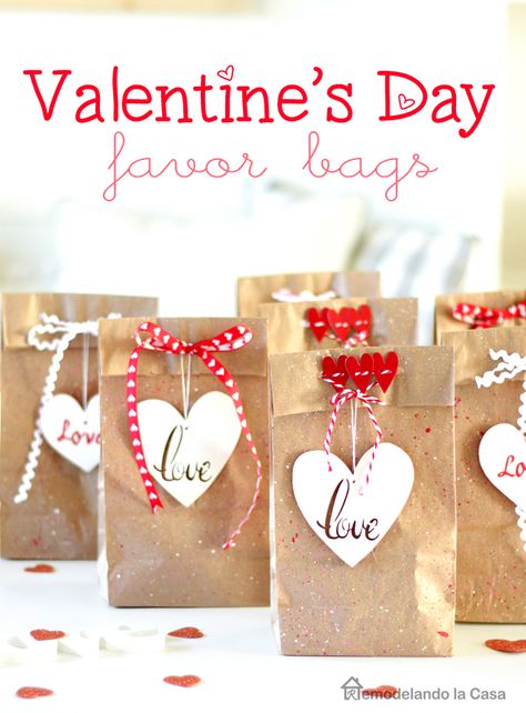 SO CUTE! Valentine's day favor bags Valentines Day Gifts For Him Boyfriends, Valentines Day Bags, Diy Valentines Day Gifts For Him, Brown Paper Lunch Bags, Valentines Bricolage, Valentine Favors, Valentinstag Party, Valentines Gift Bags, Paper Lunch Bags