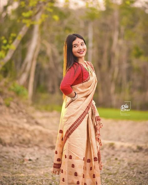 Assamese Traditional Dress, Assamese Dress, Girl Traditional Dress, Assamese Girl, Mekhela Chador, Indian Wedding Poses, Birthday Text, Instagram Background, Lady Girl