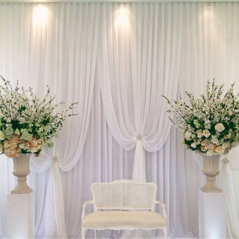 minimalist! Engagement Dais, Throne Ideas, Wedding Throne, Mini Pelamin, Wedding Dais, Minimal Wedding Decor, Wedding Backdrop Ideas, Peach Decor, Nikah Decor