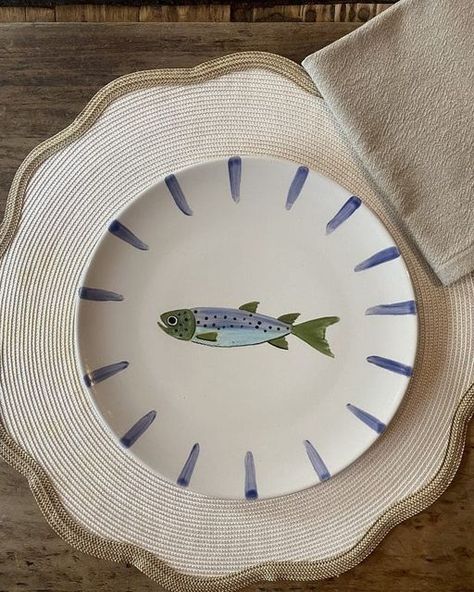 Painted Dinner Plates, Pottery Painting Ideas Serving Dish, Ceramic Art Painting Ideas Plate, Ceramic Painting Fish, Funny Pottery Ideas, Paint Your Own Plate, Pottery Glaze Designs, Fish Ceramics Pottery, Painted Ceramic Plate