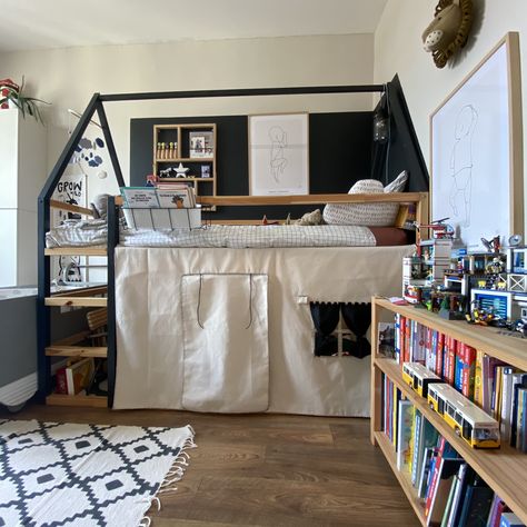 Après avoir créé un toit à partir de simples tasseaux pour le lit Kura, je termine avec la conception d’une toile avec porte et fenêtre pour créer une cabane à histoires et à secrets... Les enfants adorent! ❤️ Play Area, Boy's Room, Kids Bedroom, Loft Bed, Kids Room, Nursery, Cottage, Bedroom, Bed