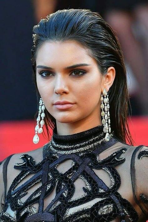 Hair: Emily or Haley, slicked back wet look Kendall Jenner Hair, Wet Look Hair, Slick Back, Slicked Back Hair, Glam Squad, Slick Hairstyles, Wet Look, Kardashian Jenner, Wet Hair