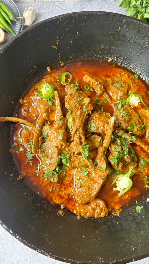 Mutton Nizami, as the name suggests, was prepared for the Nizams of Hyderabad by their Khansamas in Mughlai Kitchen . This mutton masala is very easy to prepare with the most found ingredients in your pantry but the flavor of rich gravy is unbeatable. Paleo Chilli, Mutton Masala, 70s Food, Mutton Chops, Written Recipes, Masala Recipe, Coriander Powder, Lamb Recipes, Lamb Chops