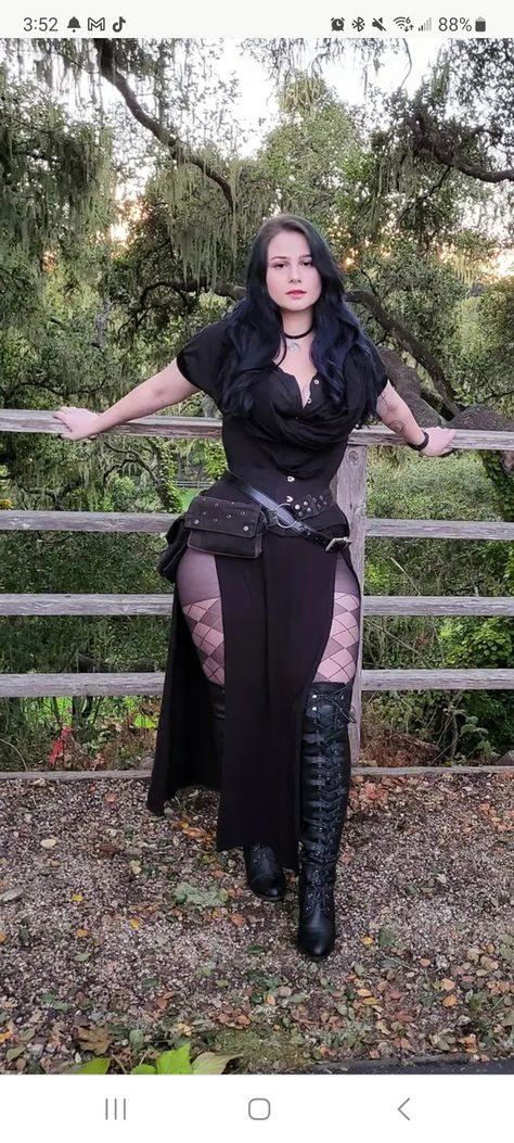 Goth Ren Faire Costume, Renfaire Outfit Goth, Dark Fae Ren Faire, Old West Outfits, Goth Ren Faire Outfit, Goth Country Outfits, Bard Outfit Female, Androgynous Ren Faire Outfit, Gothic Corset For Larp