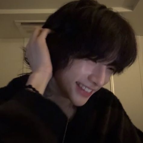 Hyunjin Smile, Skz Hyunjin, Straykids Hyunjin Photoshoot, Artist Life, Hwang Hyunjin, Love U, Two Men, Korean Men, Man In Love