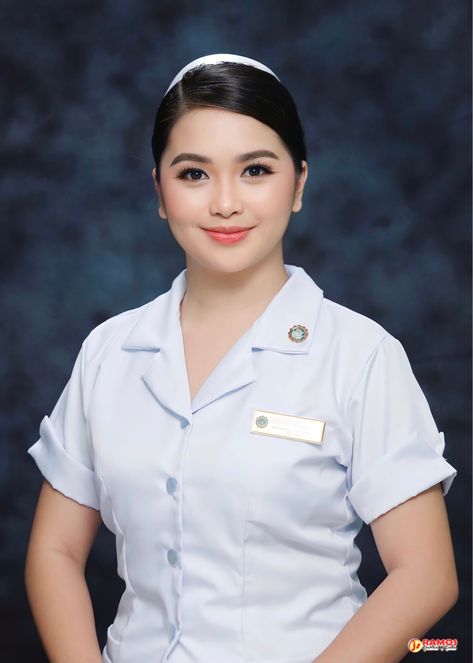 Nursing Makeup, Hairstyle For Graduation Pictorial, Graduation Pictorial, Nurse Photoshoot, Graduation Toga, Nursing Wallpaper, Female Doctors, Nursing Graduation Pictures, Ootd Poses