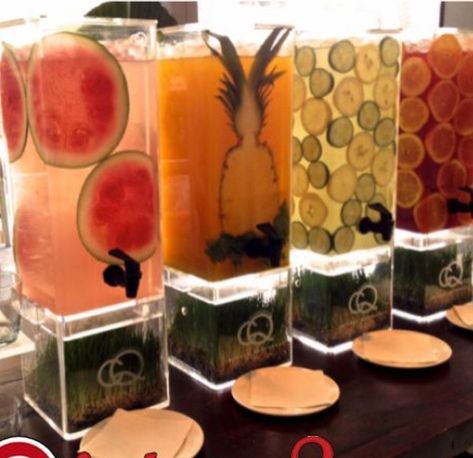 Juice Bar Ideas Party, 18th Party Food Ideas, Juice Bar Party, Spa Water Station, Party Food Set Up, Spa Food Ideas, Water Bar, Flavored Waters, Juice Bar Design