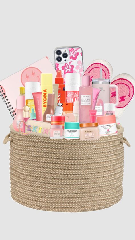 Cute preppy basket Preppy Baskets, Preppy Basket, Preppy Wishlist, Pink Gift Basket, Cute Basket, Girl Gift Baskets, Preppy Gifts, Cute Birthday Gift, Preppy Girl