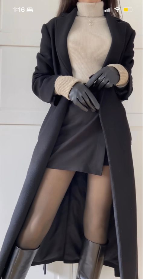 Elegante Casual, Looks Chic, Fancy Outfits, Casual Style Outfits, Winter Fashion Outfits, Elegant Outfit, Leather Gloves, Black Coat, Modest Fashion