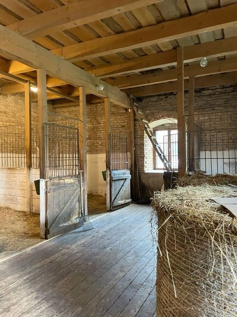 Winter Horse Stable, Log Ranch House, Cow Stable Ideas, Cute Horse Stables, Old Money Stables, Western Barn Ideas, Horse Barn Aesthetic, English Stables, Barn Ideas For Horses